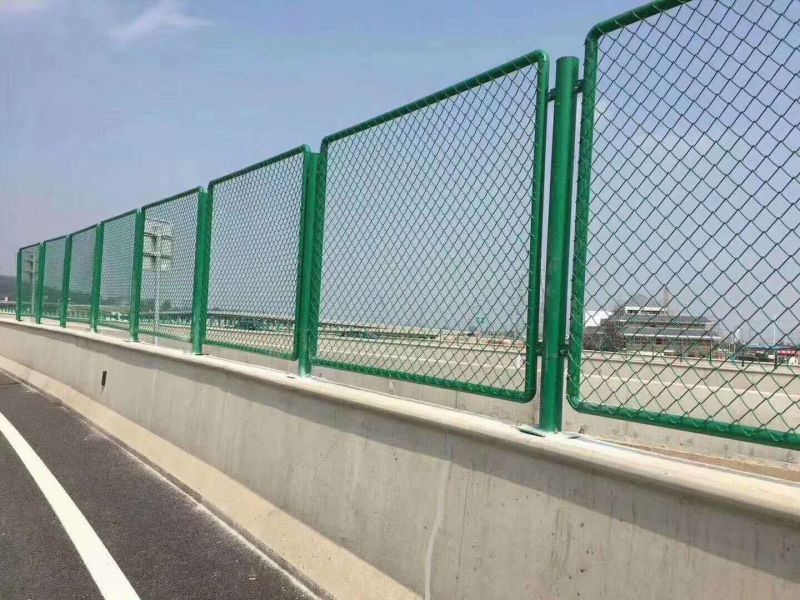 內(nèi)蒙古通遼 定制4米高綠色籃球場圍欄勾花網(wǎng)護欄網(wǎng)