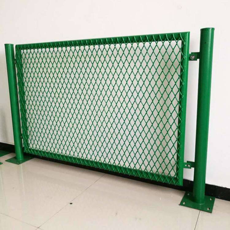 新野縣鐵路護欄網(wǎng) 守護安全，聯(lián)通未來——淺析框架護欄網(wǎng)與公路護欄網(wǎng)的應(yīng)用